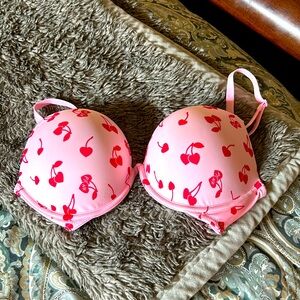 NWOT VICTORIA’S SECRET PINK 🍒 💕 Sexy bra 🔥 size 34C 💕 like new!
